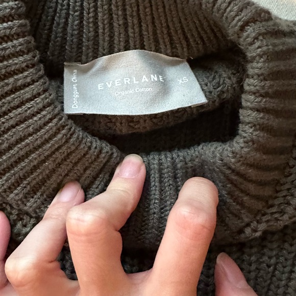 Everlane texture cotton crew sweater in dark green olivr - Picture 2 of 2